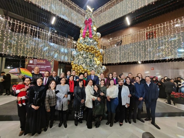 Asiste gobernador con diputados al encendido del Árbol Navideño en la nueva sede del Congreso