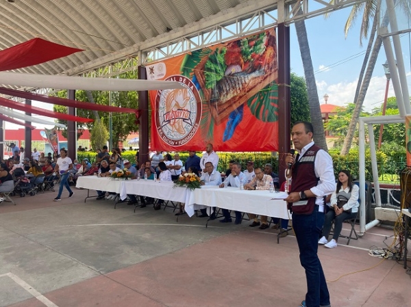 A consumir lo local y seguir impulsando el comercio en la mixteca, llamó Lalo Castillo a los asistentes al Festival de la Mojarra