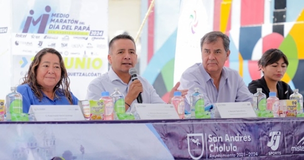 Presenta Edmundo Tlatehui medalla y playera del Medio Maratón del Día del Papá