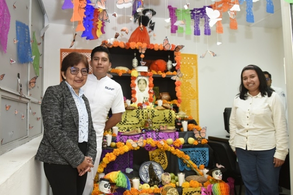 Con ofrendas, BUAP celebra el Día de Muertos