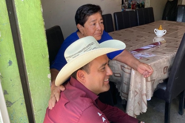 Lalo Castillo recorre las calles de Santa María Xuchiapa; recibe el respaldo de la población que lo reconoce como un hombre de trabajo y perseverante