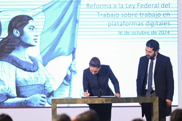 Presidenta firma iniciativa para asegurar derechos a trabajadores digitales