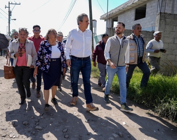 Gobierno de Pepe Chedraui inicia pavimentación de calles en Amalucan y El Salvador