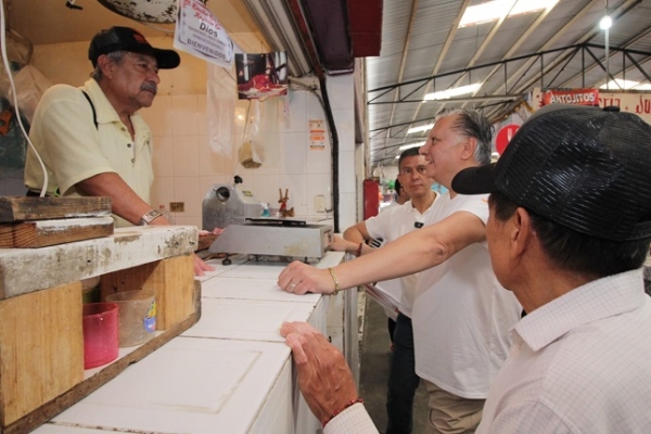 Fer Morales visita el mercado de &quot;Mayorazgo&quot;