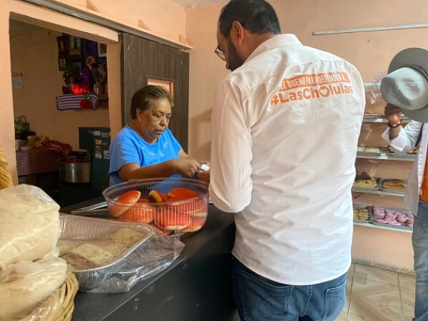 Ramón Fernández escucha problemáticas de los vecinos de San Pedro Cholula