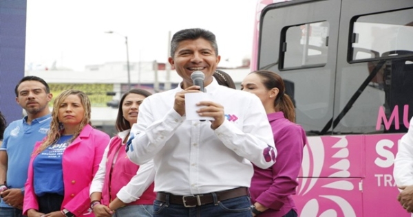 Eduardo Rivera presenta transporte rosa, iniciativa de movilidad en beneficio de las mujeres