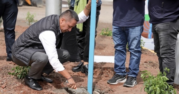 Entrega Edmundo Tlatehui pozo de absorción en San Francisco Acatepec