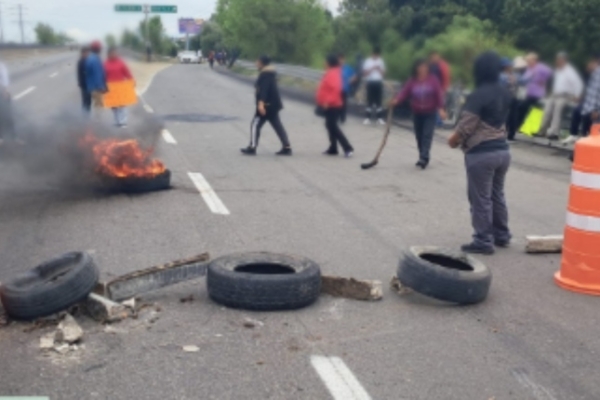 ¡De nuevo! Pobladores de Xoxtla cierran la Autopista México-Puebla