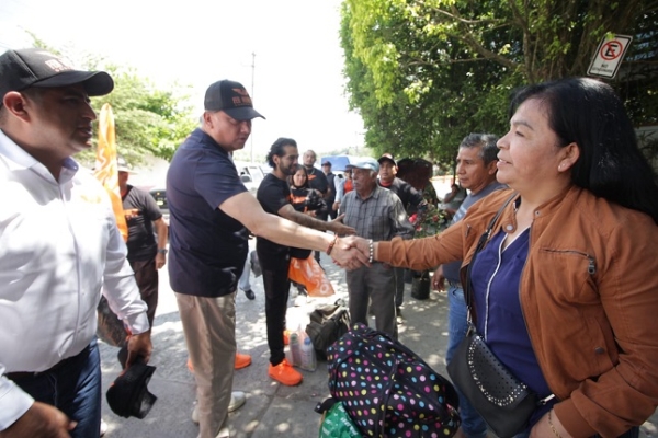 Fer Morales y Pedro Rubio recorren el mercado de Mecapalapa