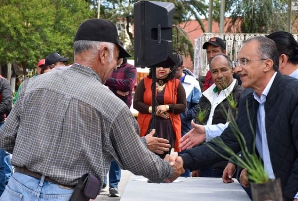 Granjas Carroll dona árboles en Perote, Tlachichuca y Tepeyahualco