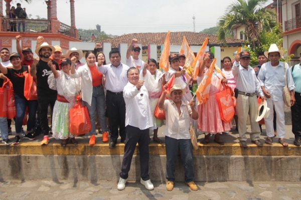 Fernando Morales visita y escucha a las y los ciudadanos de Huehuetla