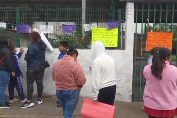 Protestan padres en primaria de Cholula; exigen restitución de docente