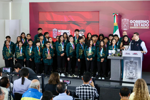Gobierno estatal premia esfuerzo de atletas poblanos en Olimpiada CONADE 2026