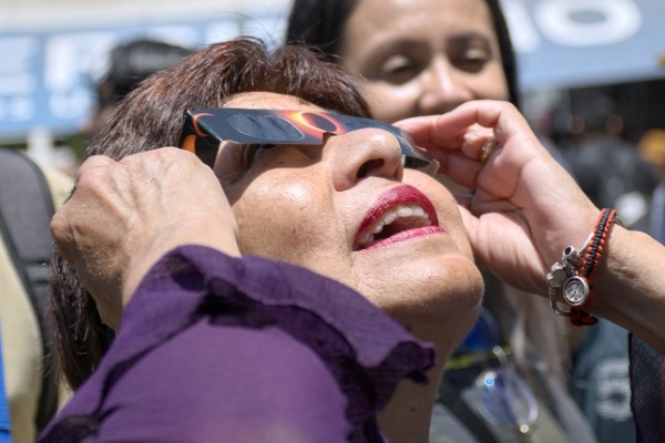 En la BUAP se instalaron telescopios para que los universitarios observaran el eclipse