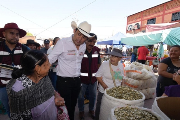 Lalo Castillo continúa recorriendo la mixteca poblana, cálida recepción en Huehuetlán el Chico