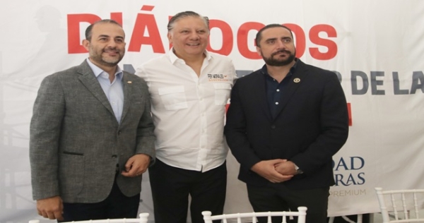 Fernando Morales firma compromiso con empresarios de la CMIC y AMPI