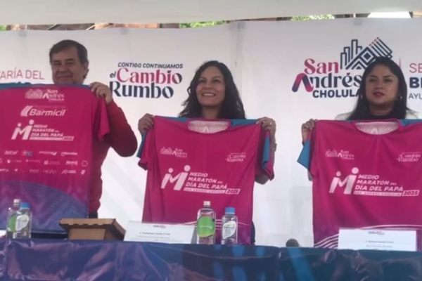 Presenta Lupita Cuautle la playera oficial del Medio Maratón del Día del Padre