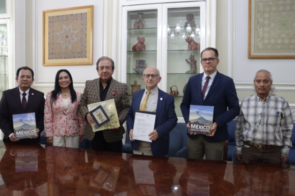 Recibe Congreso del Estado réplica de la Constitución de 1824