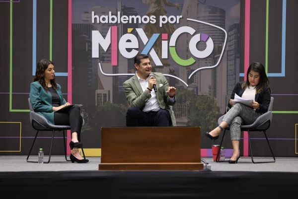 Armenta dialoga con jóvenes de la UPAEP en el conversatorio &quot;Hablemos por México&quot; y escuchan sus propuestas