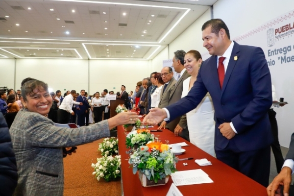 Celebra Alejandro Armenta a los maestros de Puebla