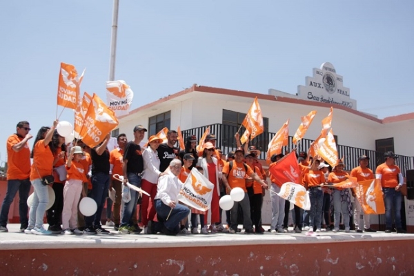 Ocoyucan recibe a Fer Morales y Rafa Reynoso con un desfile naranja