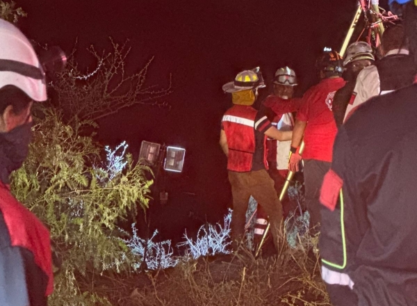 El saldo de 2 muertos y 8 heridos deja volcadura de una camioneta en Coxcatlán