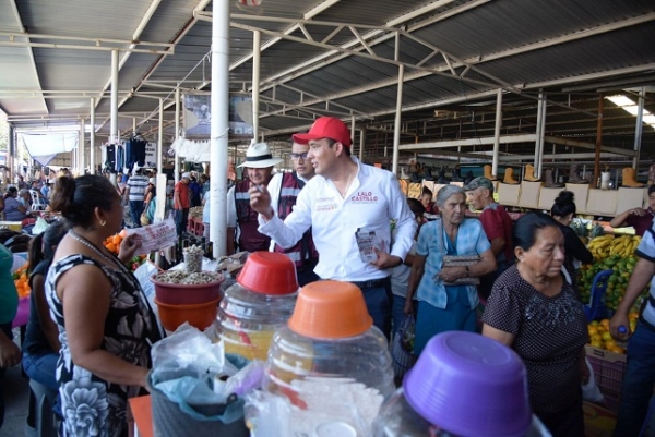 Comerciantes y compradores del Mercado Revolución de Izúcar de Matamoros respaldan las propuestas de Lalo Castillo