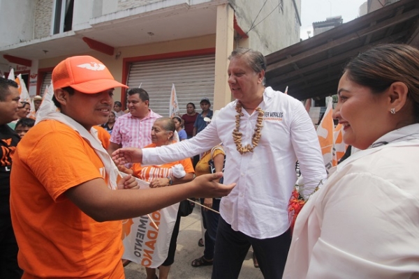 Fernando Morales y la Ola Naranja llegan a pintar las calles de Caxhuacan