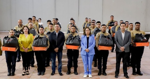 Realiza Edmundo Tlatehui tercera entrega de uniformes a elementos de la Guardia Ciudadana