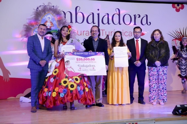 Premia ayuntamiento a la embajadora cultural y turística de San Andrés Cholula