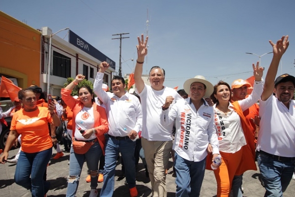 Fernando Morales y José Luis Torres pintan de Naranja la plaza de Huejotzingo